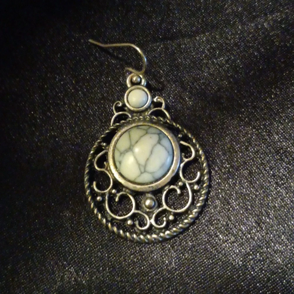 Howlite earrings - Picture 2 of 4